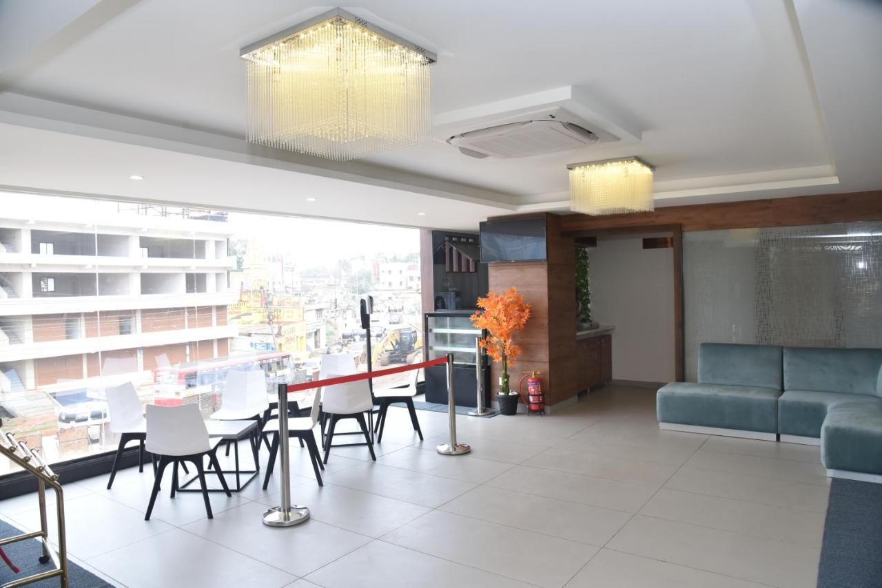 The Oaks Comforts Hubli Bagian luar foto