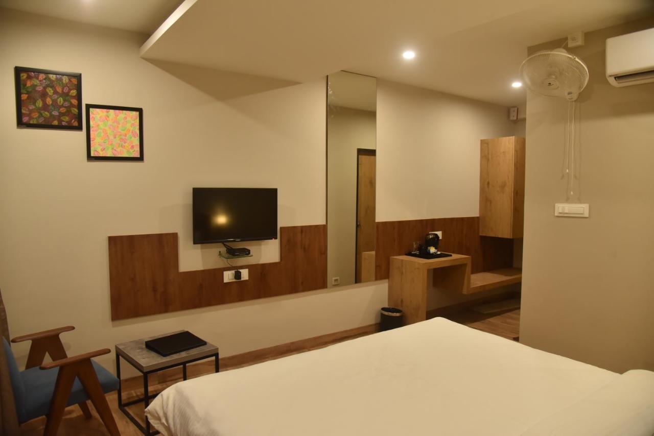 The Oaks Comforts Hubli Bagian luar foto