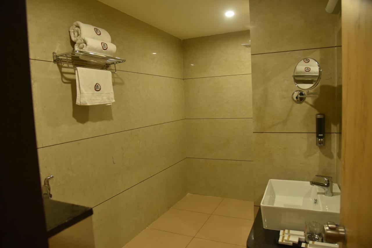 The Oaks Comforts Hubli Bagian luar foto