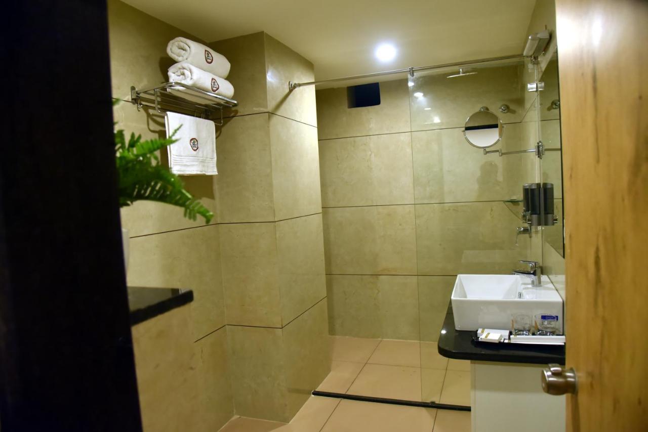The Oaks Comforts Hubli Bagian luar foto