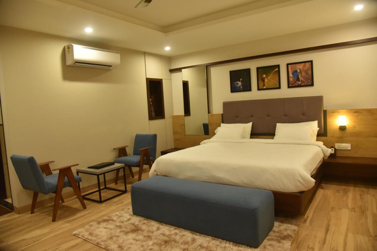 The Oaks Comforts Hubli Bagian luar foto